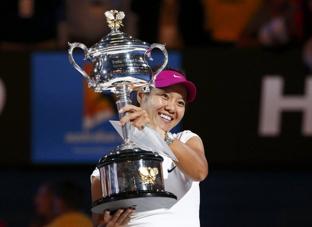Li Na pózuje s trofejí pro vítězku Australian Open