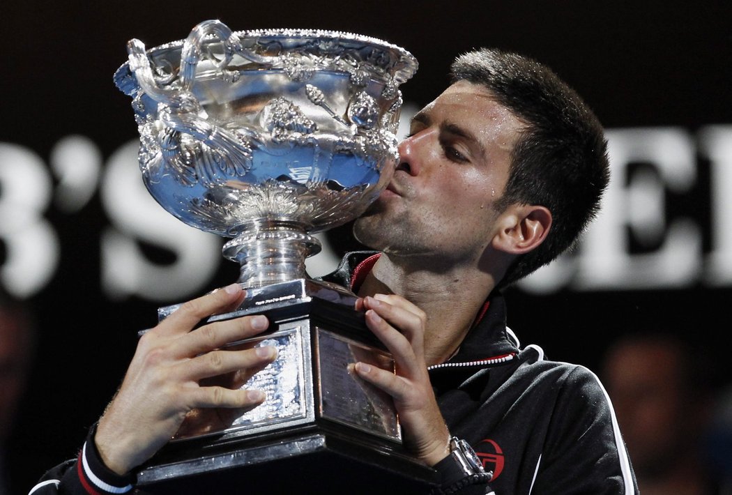 Zase jsi můj. Djokovič s pohárem pro vítěze Australian Open