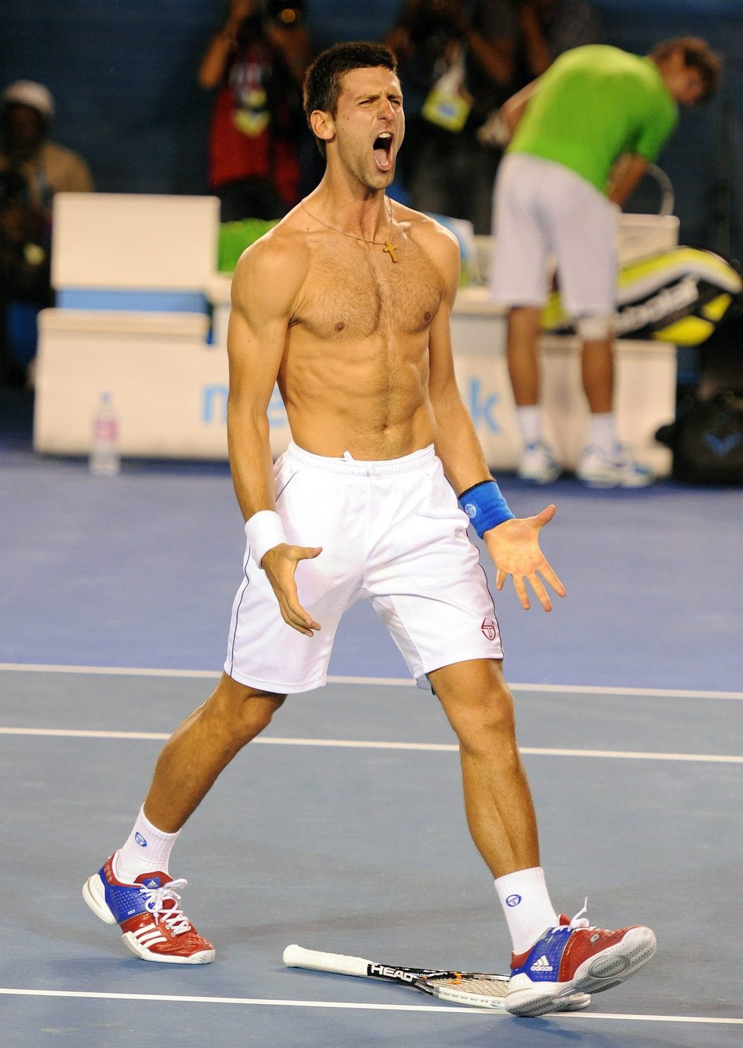 Vítězná euforie po obrovské dřině. Novak Djokovič slaví triumf nad Španělem Nadalem