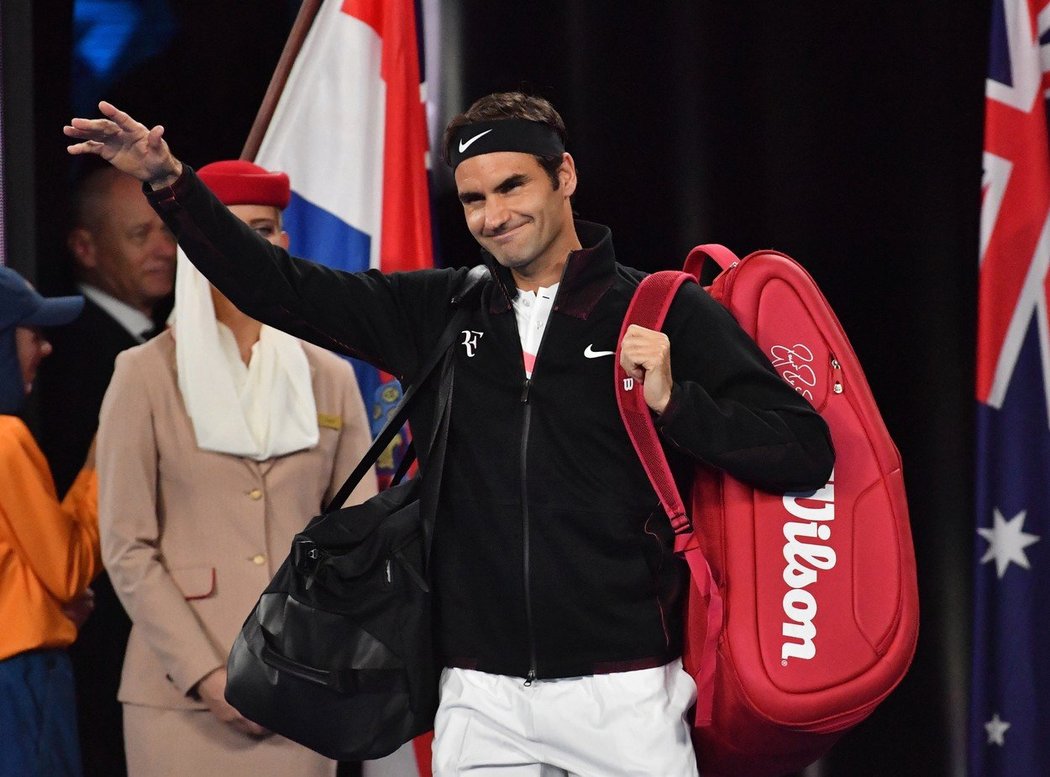 Roger Federer zdraví své fanoušky před startem finále v Melbourne