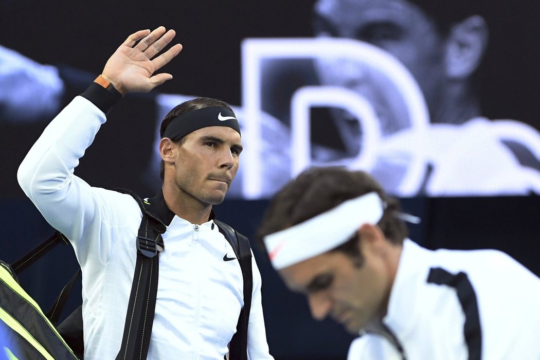 Rafael Nadal zdraví fanoušky při příchodu na kurt