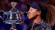 Naomi Ósakaová se laská s pohárem pro vítězku Australian Open