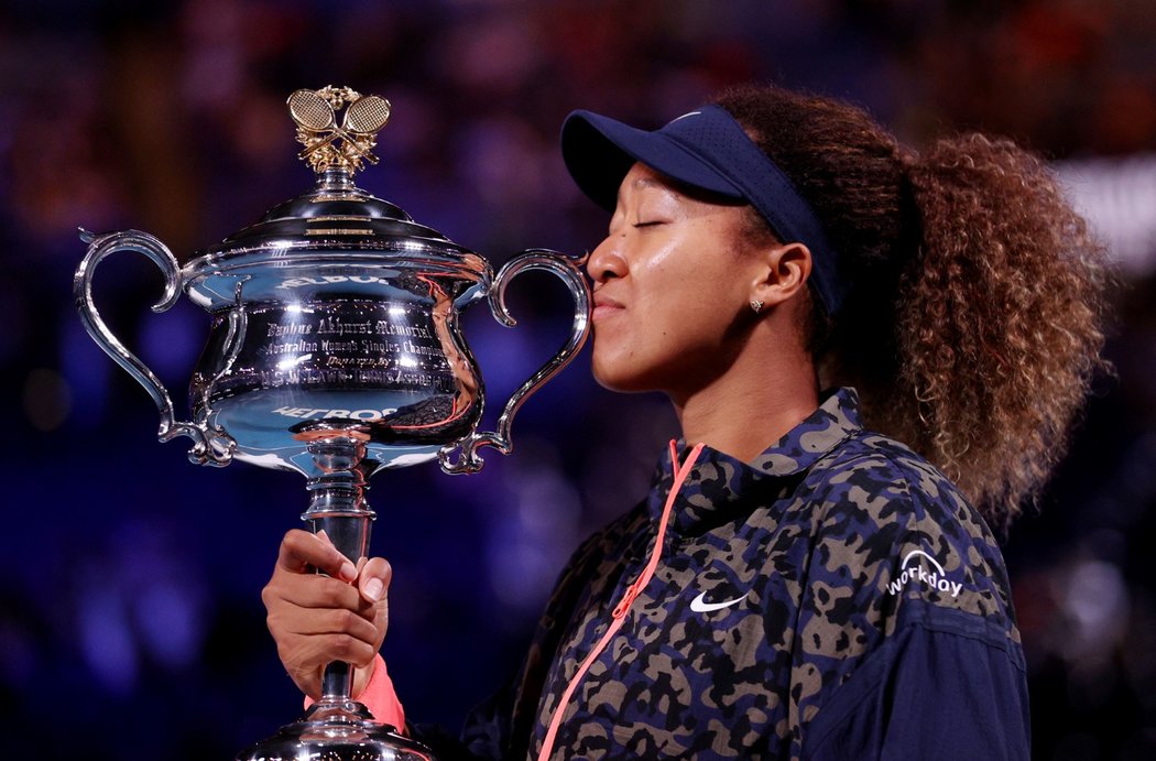 Naomi Ósakaová se laská s pohárem pro vítězku Australian Open