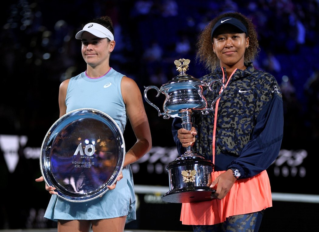 Poražená finalistka Jennifer Bradyová a vítězka Naomi Ósakaová