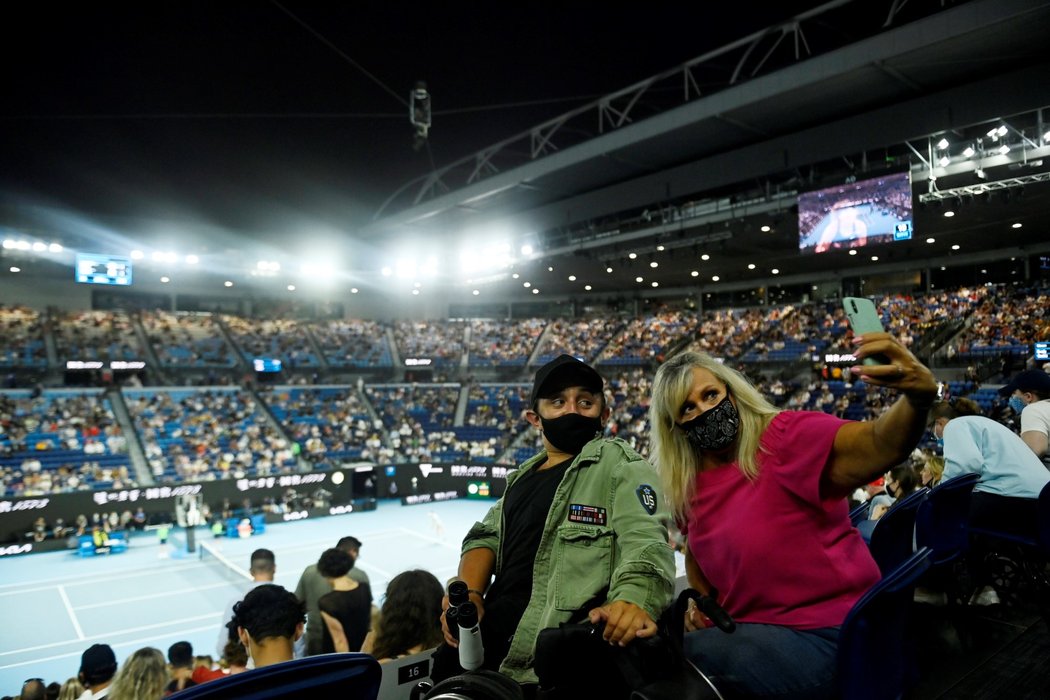 Zaplněné tribuny při finále Australian Open Bradyová vs. Ósakaová