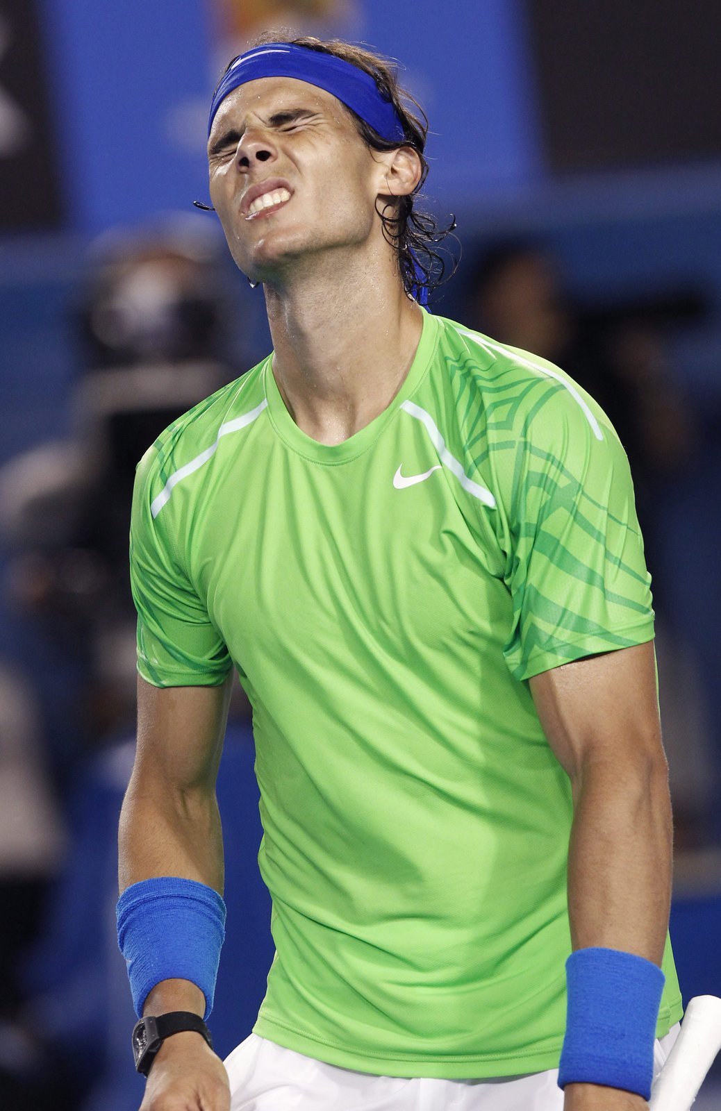 Rafael Nadal se tváří nešťastně po jednom z nepovedených míčků ve finále Australian Open