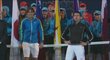 Rafael Nadal se musel opřít o síť, Novak Djokovič se snaží protáhnout zesláblé nohy