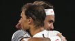 Objetí rivalů a velkých osobností světového tenisu. Rafael Nadal (vpravo) gratuluje Rogeru Federerovi k triumfu na Australian Open.