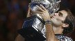 Vítězný polibek na vysněný pohár. Roger Federer slaví svůj 18. grandslamový triumf.