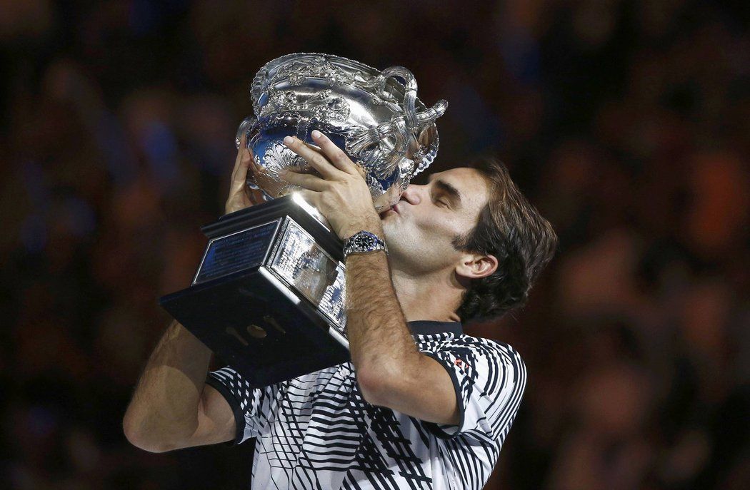 Vítězný polibek na vysněný pohár. Roger Federer slaví svůj 18. grandslamový triumf.