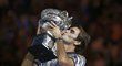 Vítězný polibek na vysněný pohár. Roger Federer slaví svůj 18. grandslamový triumf.