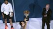 Roger Federer zvedá trofej pro vítěze Austalian Open, sleduje ho poražený finalista Rafael Nadal