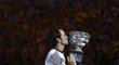 Emoce jedou na plné pecky. Roger Federer a jeho okamžik s trofejí pro vítěze Australian Open.