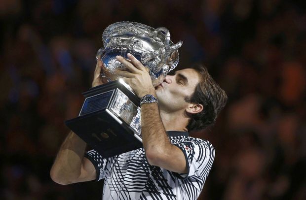 Vítězný polibek na vysněný pohár. Roger Federer slaví svůj 18. grandslamový triumf. Vítězný polibek na vysněný pohár. Roger Federer slaví svůj 18. grandslamový triumf.