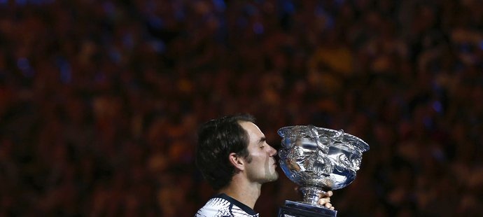Emoce jedou na plné pecky. Roger Federer a jeho okamžik s trofejí pro vítěze Australian Open.