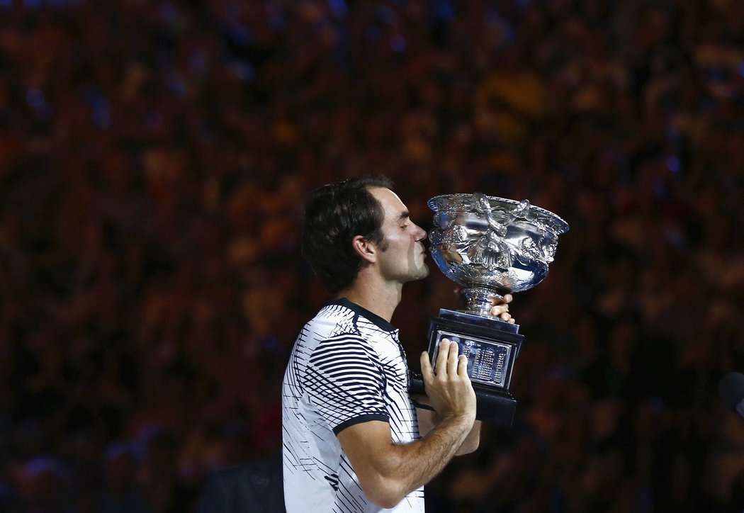 Emoce jedou na plné pecky. Roger Federer a jeho okamžik s trofejí pro vítěze Australian Open.