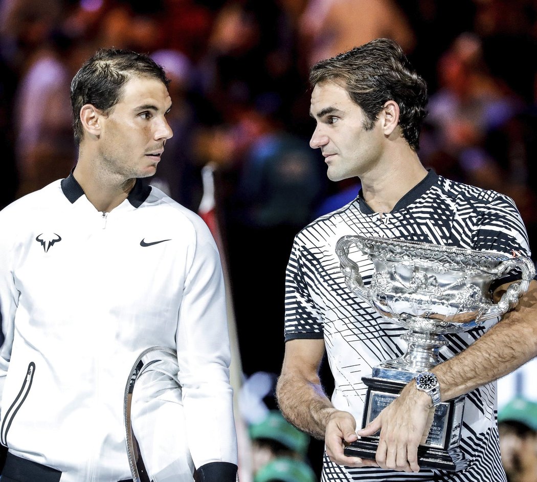 Poražený Rafael Nadal a vítěz Roger Federer po finále Australian Open