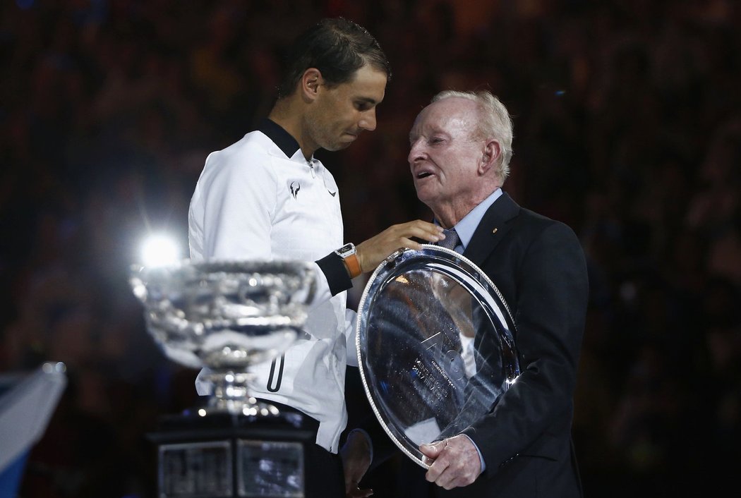 Rafael Nadal přebírá trofej pro poraženého finalistu Australian Open od domácí legendy Roda Lavera