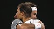 Objetí rivalů a velkých osobností světového tenisu. Rafael Nadal (vpravo) gratuluje Rogeru Federerovi k triumfu na Australian Open.