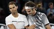 Vítěz a poražený. Rafael Nadal (vlevo) gratuluje Rogeru Federerovi k triumfu na Australian Open.