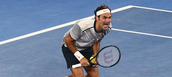 Švýcarský tenista Roger Federer se propadá do euforie po svém vítězství nad Rafaelem Nadalem ve finále Australian Open