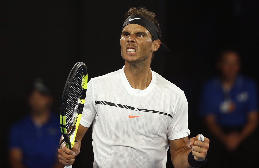 Rafael Nadal se hecuje ve finále Austalian Open proti Rogeru Federerovi