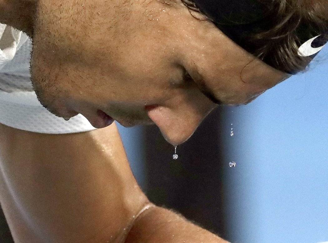Z Rafaela Nadala kape pot ve finále Australian Open proti Rogeru Federerovi