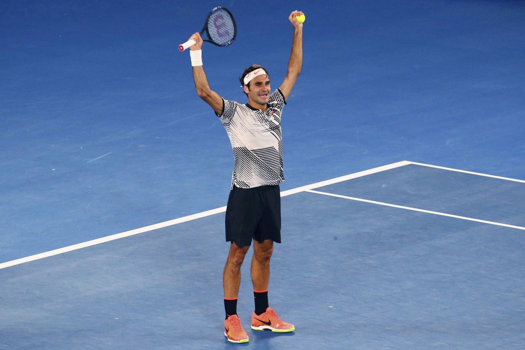 Dojatý Roger Federer se raduje ze svého triumfu ve finále Australian Open nad Rafaelem Nadalem