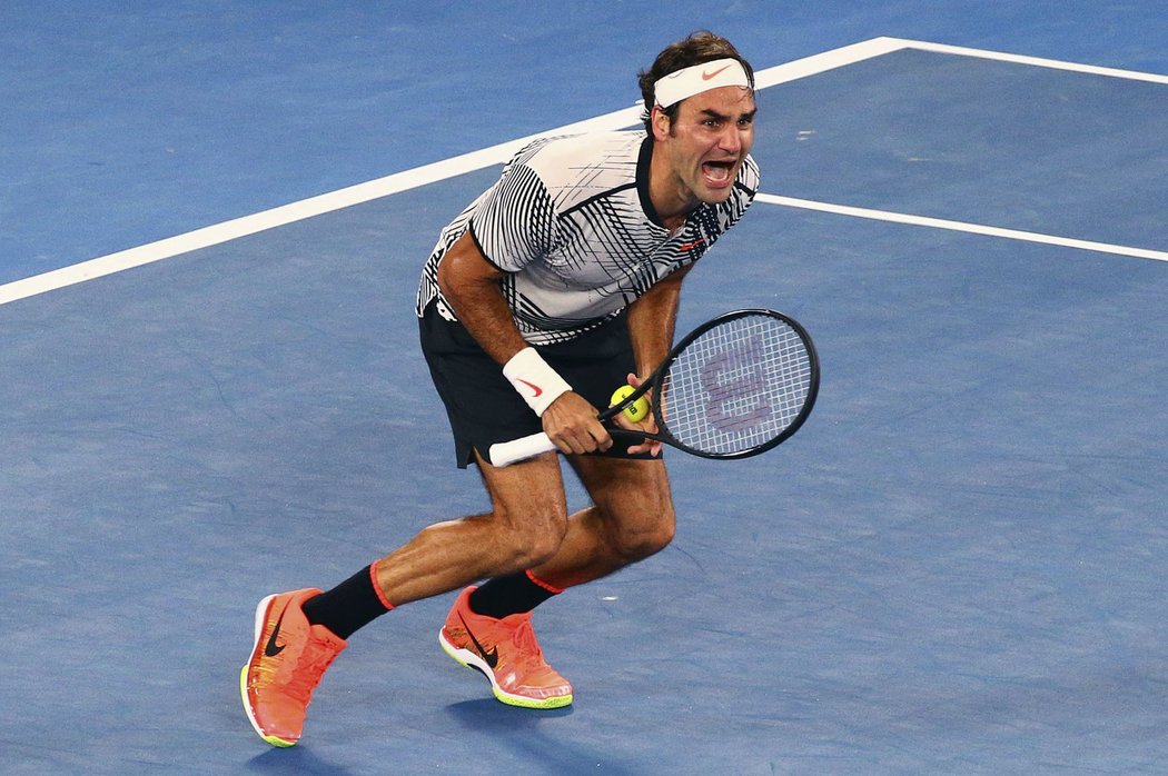 Švýcarský tenista Roger Federer se propadá do euforie po svém vítězství nad Rafaelem Nadalem ve finále Australian Open