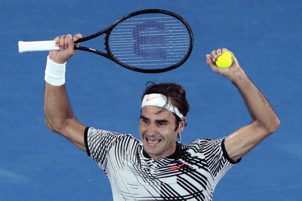 Roger Federer se raduje z triumfu na tenisovém Australian Open