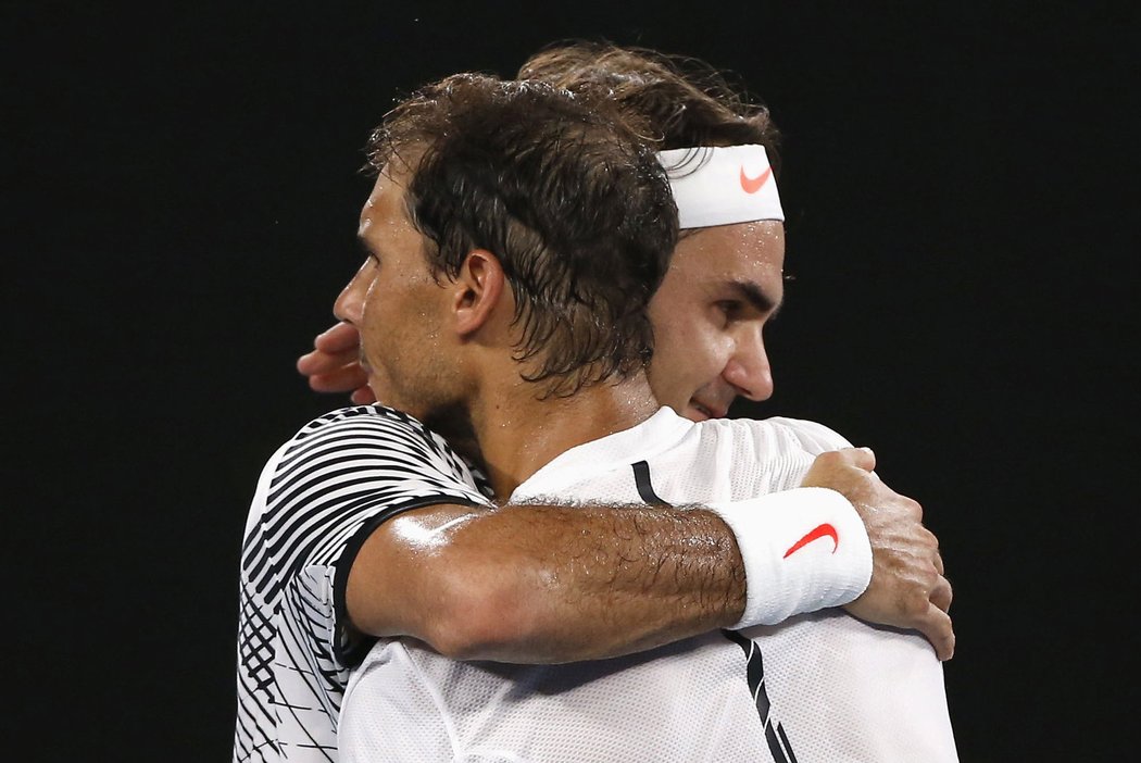 Objetí rivalů a velkých osobností světového tenisu. Rafael Nadal (vpravo) gratuluje Rogeru Federerovi k triumfu na Australian Open.