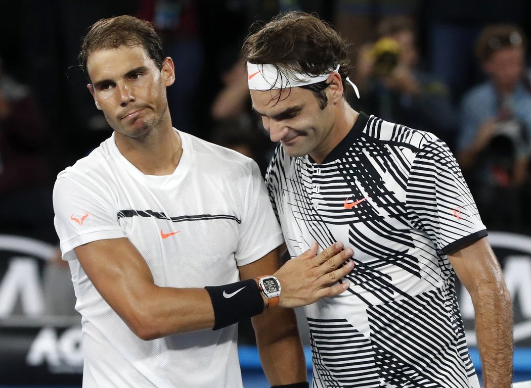 Vítěz a poražený. Rafael Nadal (vlevo) gratuluje Rogeru Federerovi k triumfu na Australian Open.