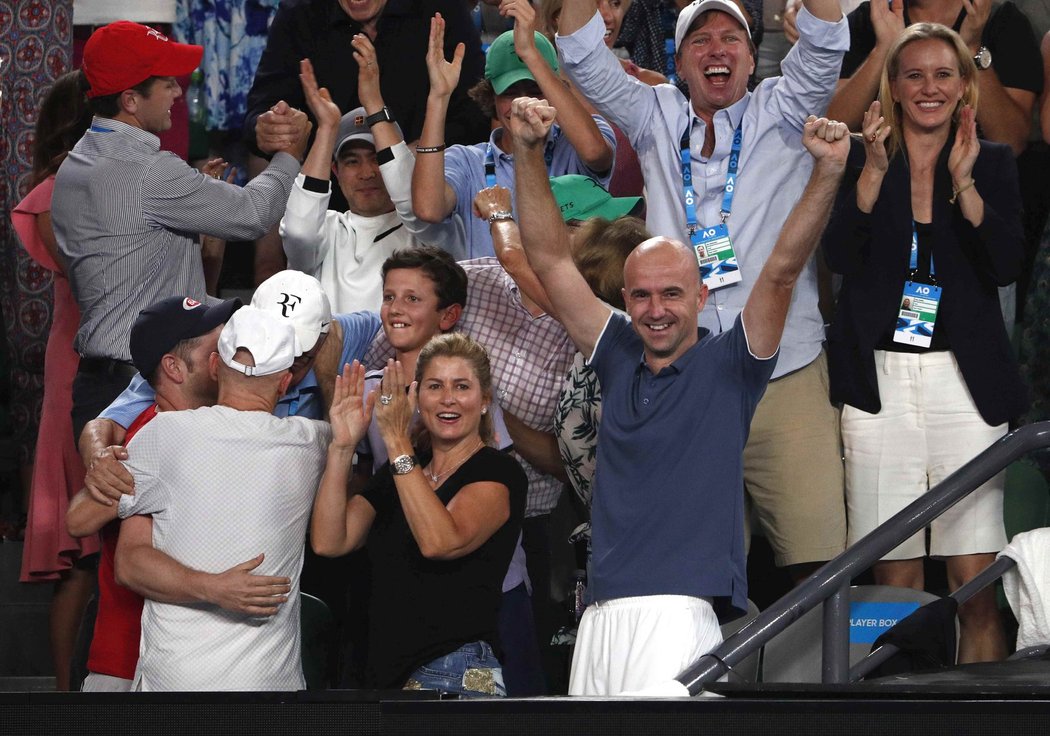 Federerův tým slaví vítězství na Australian Open, vpravo se raduje jeho kouč Ivan Ljubičič a uprostřed žena Mirka