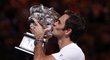 Roger Federer líbá pohár pro vítěze Australian open