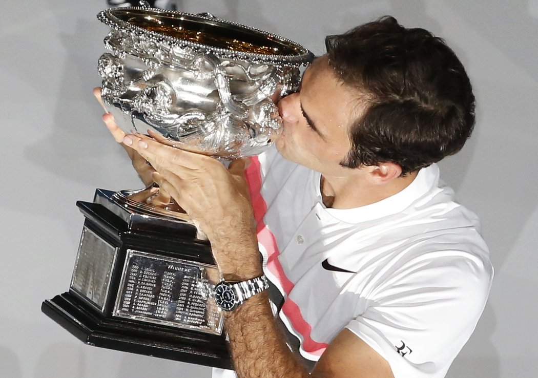 Roger Federer líbá pohár pro vítěze Australian Open po finálovém triumfu nad Marinem Čiličem