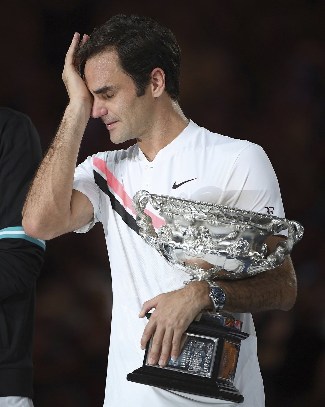 Dojatý Roger Federer s pohárem pro vítěze Australian Open