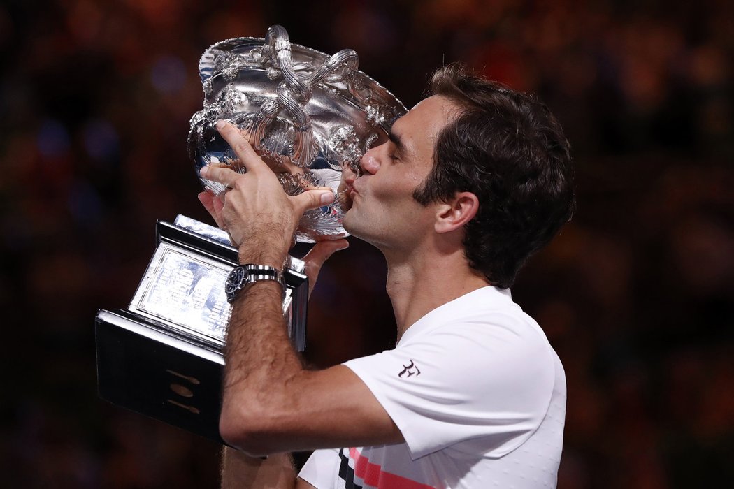 Roger Federer líbá pohár pro vítěze Australian open