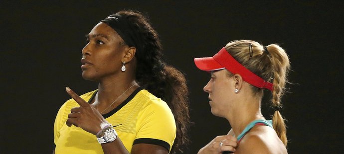 Serena Williamsová a Angelique Kerberová v debatě s rozhodčím při finále Australian Open
