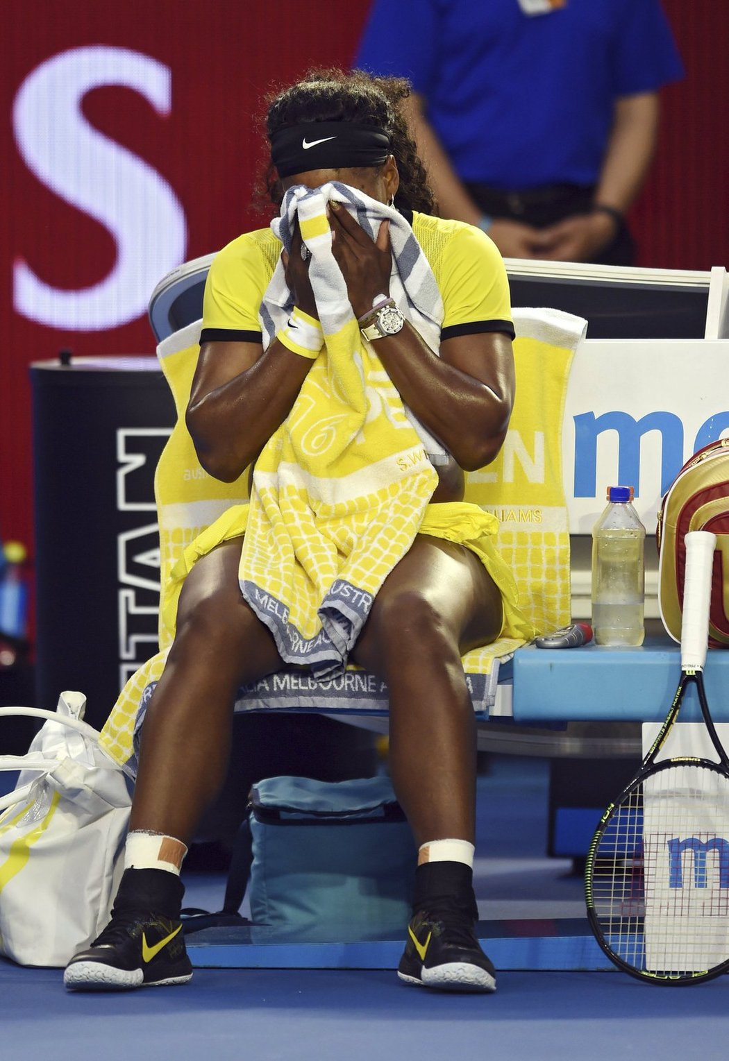 Serena Williamsová po prvním setu finále raději skryla hlavu do ručníku