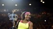 Serena Williamsová pošesté zvedá pohár pro vítězku Australian Open