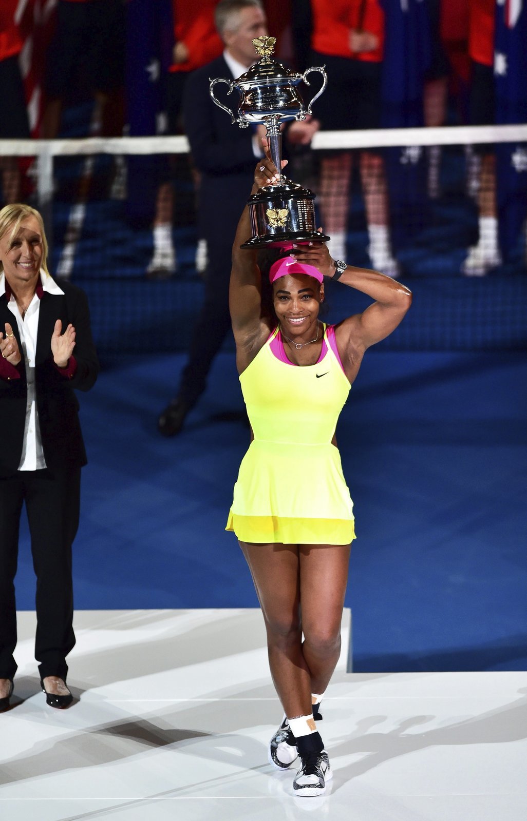 Serena Williamsová s trofejí pro vítězku Australian Open po výhře nad Ruskou Šarapovovou