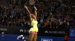 Vítězný skok Sereny Williamsové. Američanka ve finále Australian Open přejela Marii Šarapovovou a slaví v Melbourne šestý titul