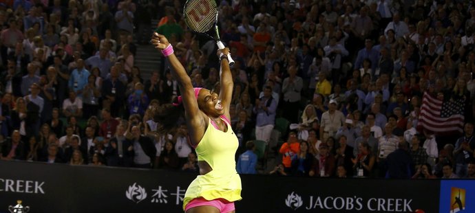 Vítězný skok Sereny Williamsové. Američanka ve finále Australian Open přejela Marii Šarapovovou a slaví v Melbourne šestý titul