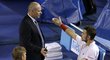 Wawrinka diskutuje s rozhodčím finálového zápasu Waynem McKewen poté, co si Nadal během druhého setu vzal zdravotní pauzu