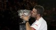 Pohár je můj! Wawrinka líbá trofej pro vítěze Australian Open