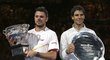 Wawrinka s Nadalem poté, co dostali trofeje pro finalisty Australian Open