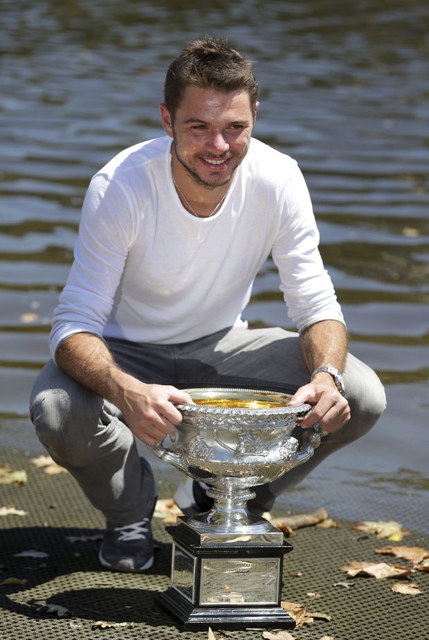 Překvapivý šampion. Wawrinka v Austrálii zdolal světovou jedničku i dvojku a na konci turnaje se mohl pyšně fotit s vítěznou trofejí Překvapivý šampion. Wawrinka v Austrálii zdolal světovou jedničku i dvojku a na konci turnaje se mohl pyšně fotit s vítěznou trofejí