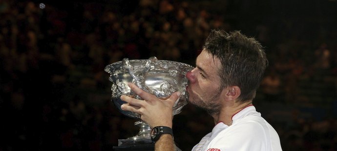 Pohár je můj! Wawrinka líbá trofej pro vítěze Australian Open