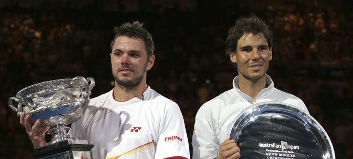 Wawrinka s Nadalem poté, co dostali trofeje pro finalisty Australian Open