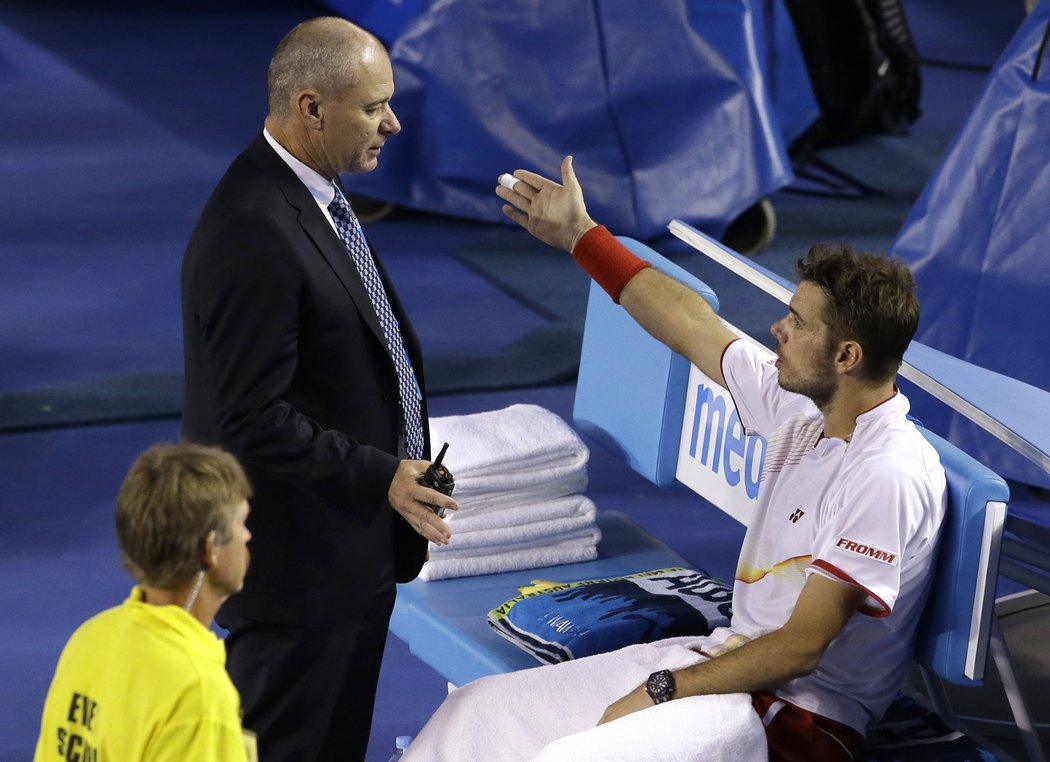 Wawrinka diskutuje s rozhodčím finálového zápasu Waynem McKewen poté, co si Nadal během druhého setu vzal zdravotní pauzu